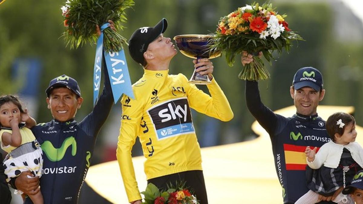 Chris Froome besa el trofeo del Tour en el podio, flanqueado por Nairo Quintana (izquierda) y Alejandro Valverde.