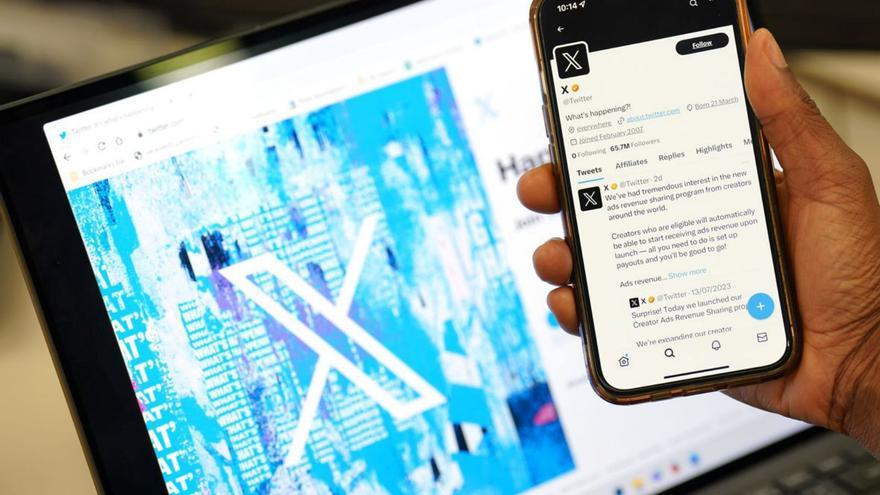 La nueva denominación y logotipo de Twitter, “X”, en un portátil y un teléfono móvil. |   // DPA