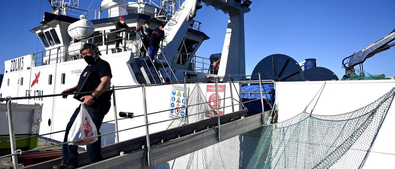 Salida del buque “Monteferro”, ayer desde los muelles de Marín. |  RAFA VÁZQUEZ