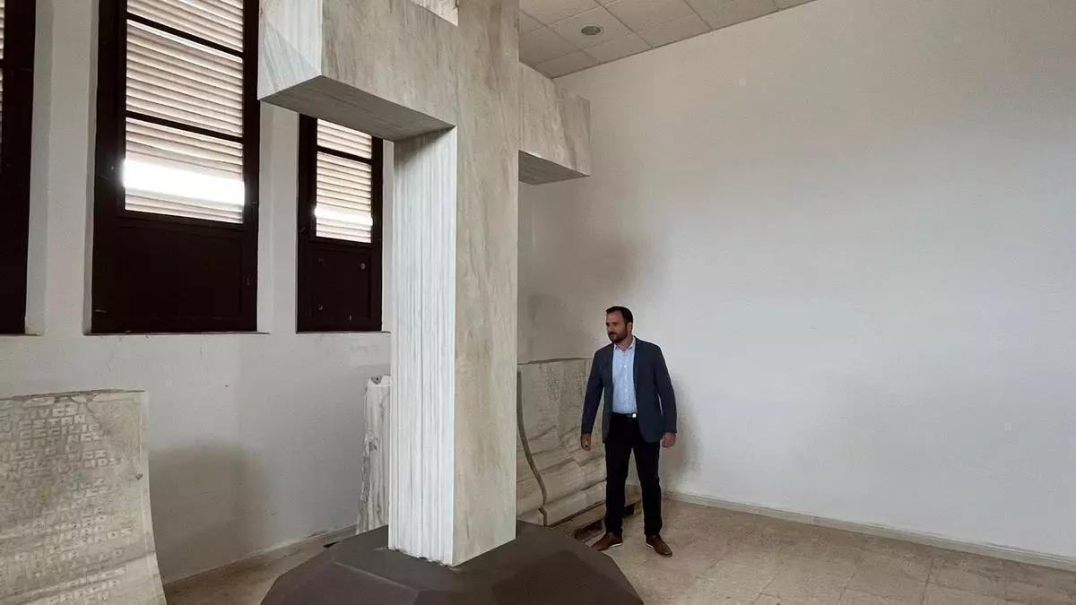 Aspecto de la Cruz de los Caídos en su ubicación en el Museo del Cañamo tras su retirada de la plaza de España, en una imagen de archivo en la que aparece el entonces alcalde Manuel Martínez Sirvent