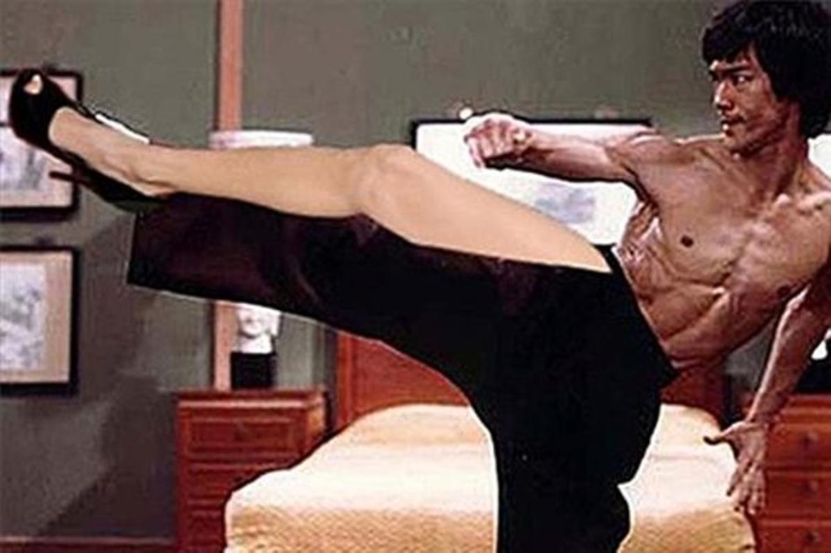 La cama de l’actriu també serveix perquè Bruce Lee executi una puntada.