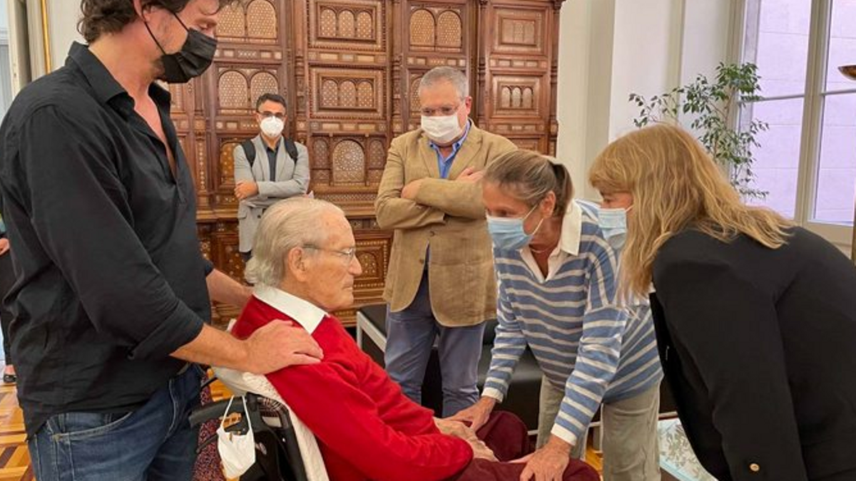 El arquitecto y urbanista Oriol Bohigas (en el centro de la imagen) con su familia, la consellera de Cultura, Natalia Garriga (a la derecha) y el director del Archivo Nacional, Francisco Balada (en medio).