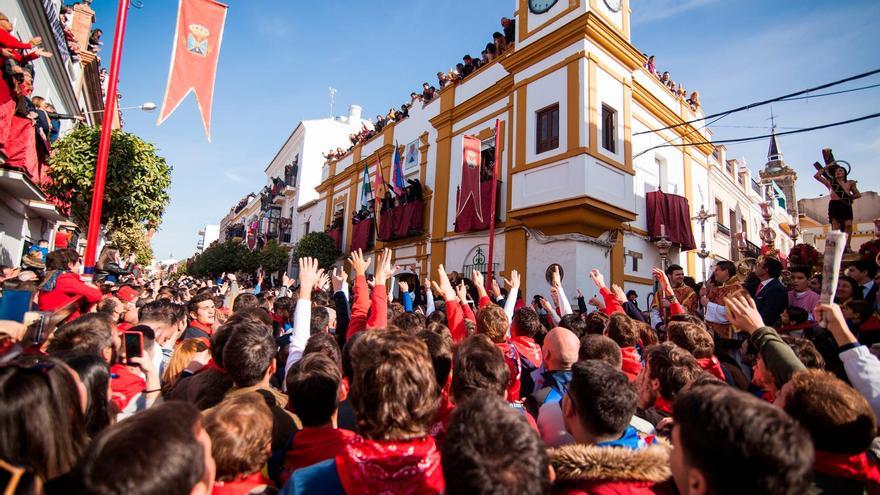 La esquina del Reloj, antes del ‘chupinazo’ que dará suelta a las reses en el encierro de la Puebla del Río.