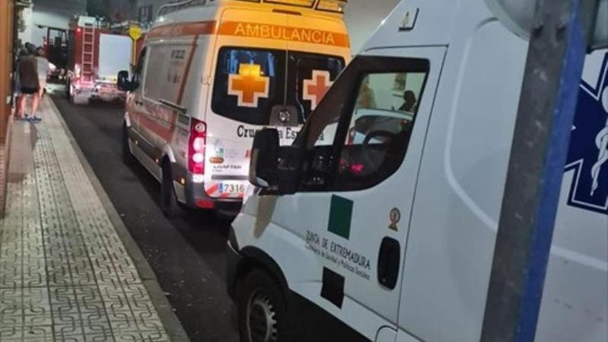 Equipos de emergencias en el incendio en una vivienda de la calle Doctor Fadón.