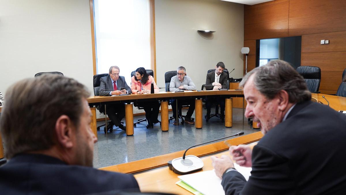 Fernando Ledesma y Juan Vidal, de PP y Vox, en primer término, en la constitución de la comisión de investigación.