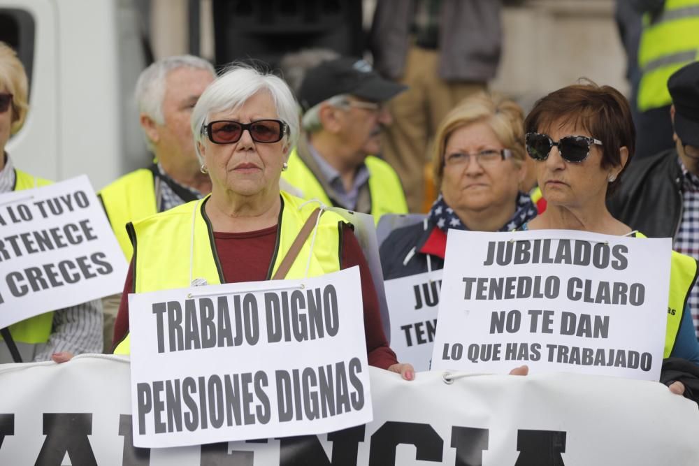 Protesta de pensionistas en la plaza del Ayuntamiento de València