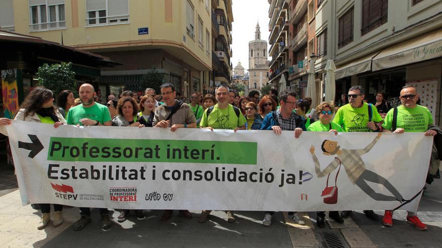 Protesta de profesores interinos frente a les Corts, el curso pasado.