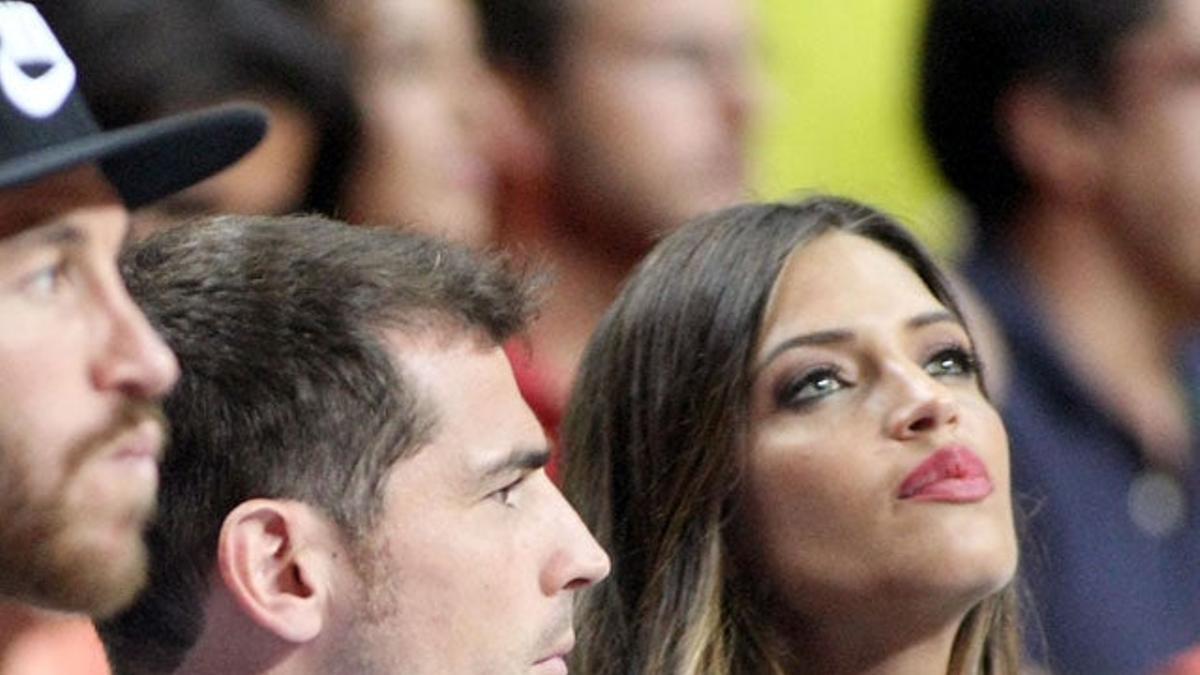 Iker Casillas y Sara Carbonero apoyan a la Selección Española de Baloncesto