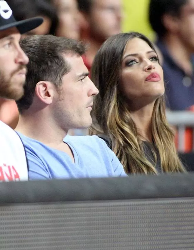 Iker Casillas y Sara Carbonero apoyan a la Selección Española de Baloncesto