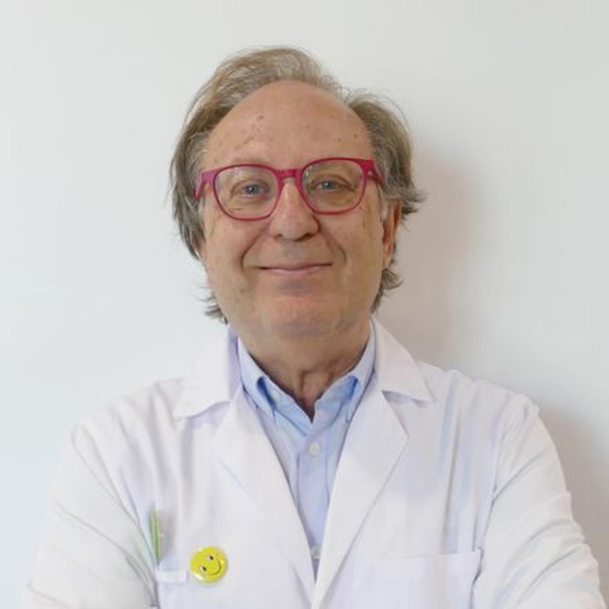 Entre los nombres destacados del ranking, figura el doctor Fernando Cabañas González