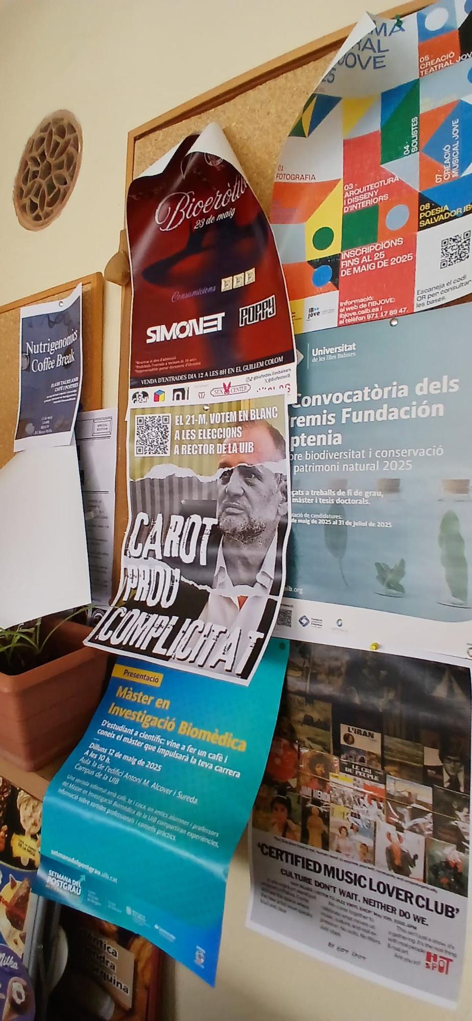 Empiezan a cortal carteles para pedir el voto en blanco en la UIB