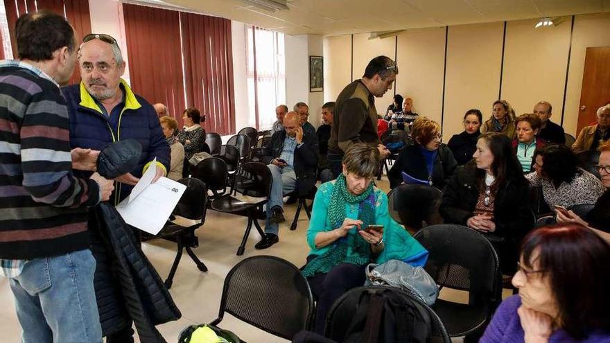 Asistentes a la reunión de ayer en el Ateneo de La Calzada.