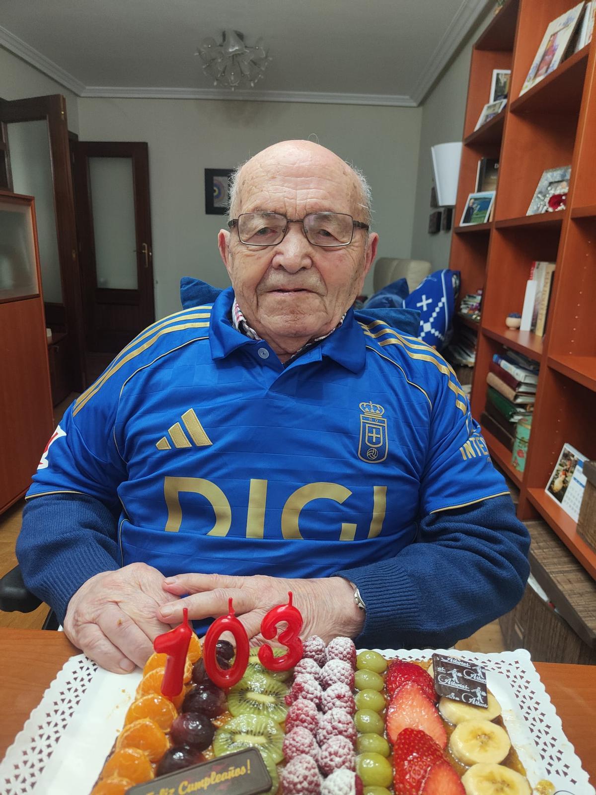 El centenario posa con la camiseta del Oviedo y la tarta de su 103 cumpleaños.