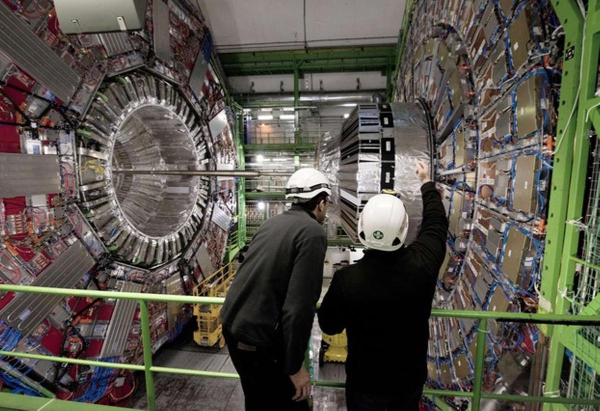Imatge d’arxiu de dos científics a les instal·lacions del CERN.
