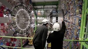 Imatge d’arxiu de dos científics a les instal·lacions del CERN.