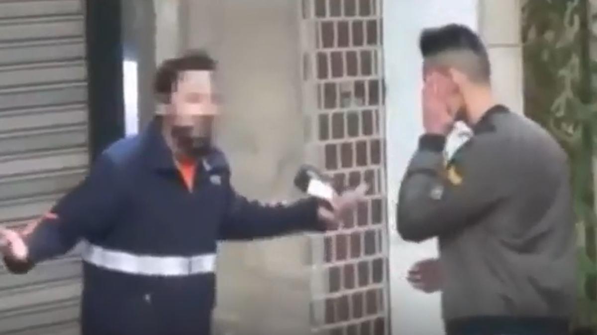 Fotograma del vídeo donde sale el repartidor y el exyoutuber tras recibir una bofetada.