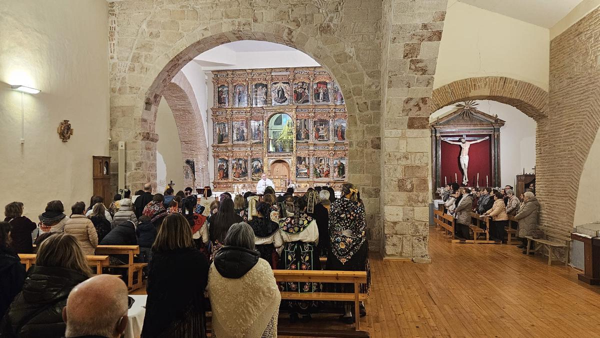 GALERÍA | Las águedas de Pajares salen procesión y bailan La Peregrina