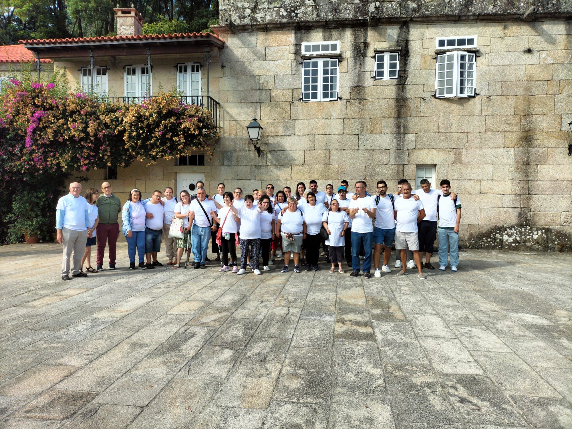 Visita de los usuarios de los centros de la Asociación Juan XXIII por las fiestas de Santa Ifigenia