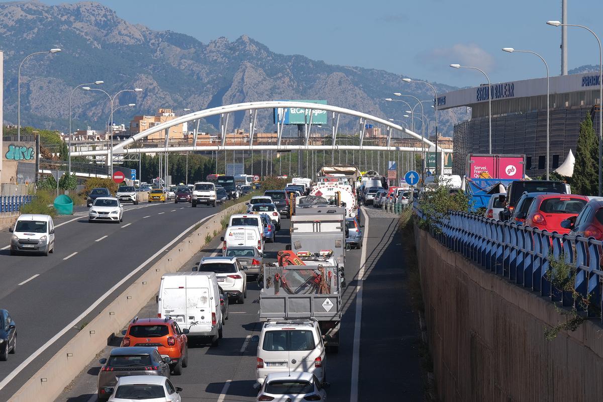FOTOS: Monumental atasco en la Vía de Cintura de Palma por el vuelco de un coche FOTOS: Monumental atasco en la Vía de Cintura de Palma por el vuelco de un coche
