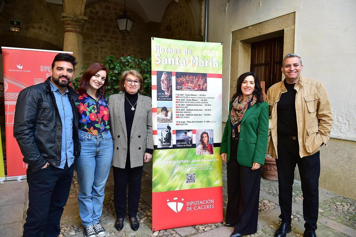 Presentación del ciclo Noches de Santa María de la Diputación de Cáceres, en Plasencia.