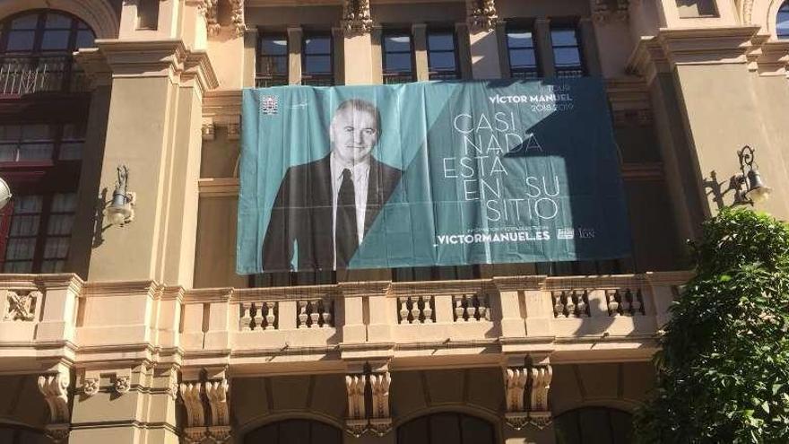 La fachada del teatro Palacio Valdés, cubierta por una lona que anuncia el concierto de Víctor Manuel.