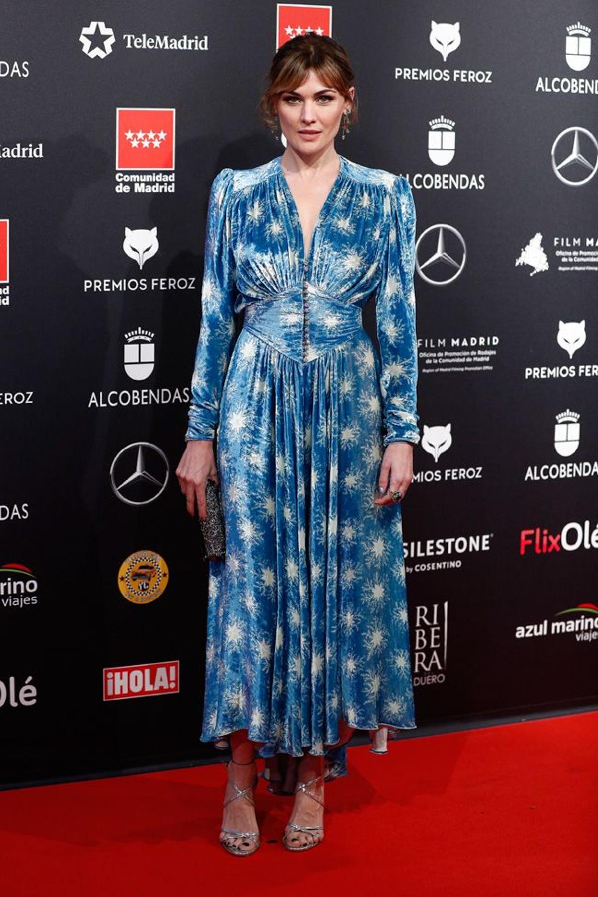 Marta Nieto con vestido azul y estrellas en plata, sandalias de tiras finas y joyas de Tous