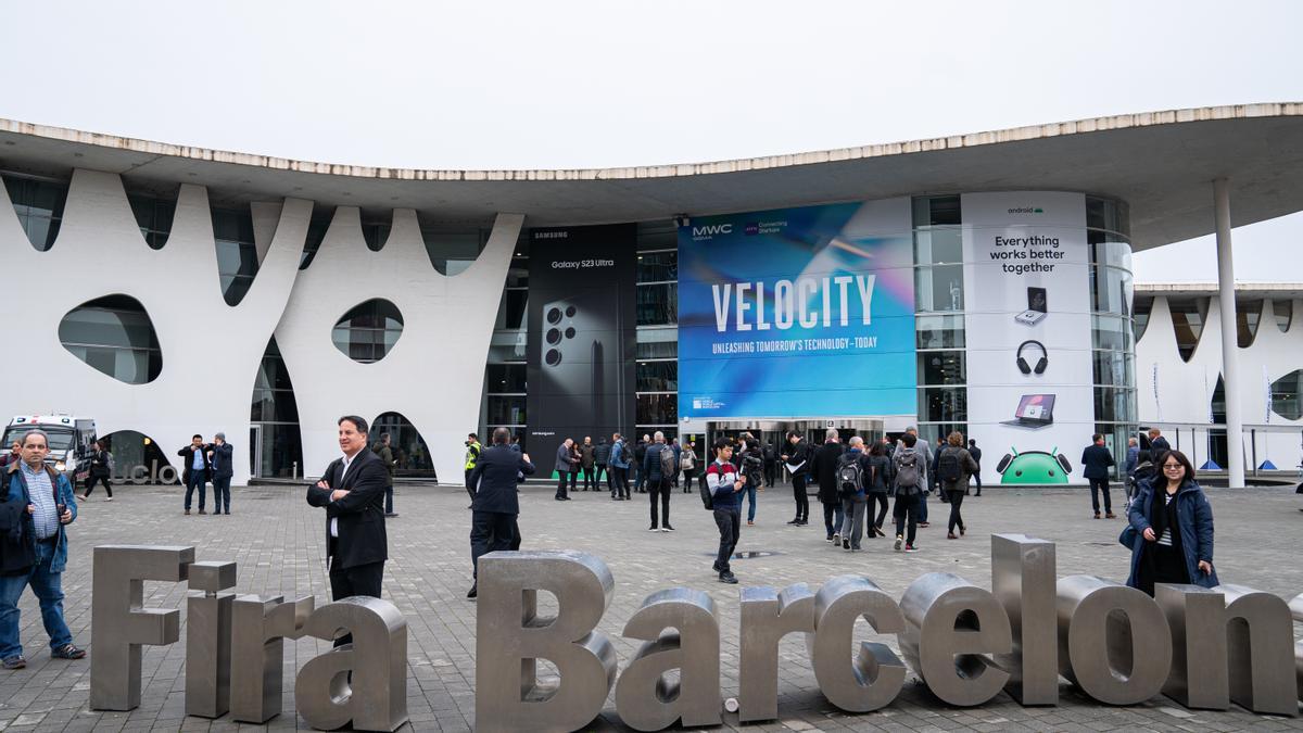 Entrada principal del Mobile World Congress, a Fira de Barcelona, en el primer dia del saló de l'edició del 2023