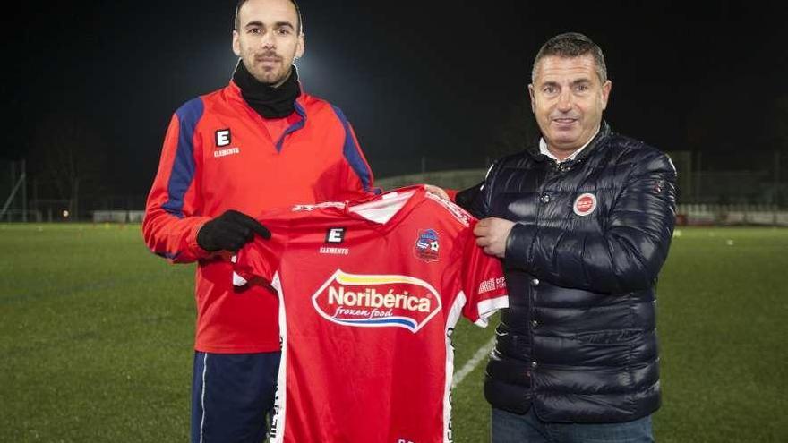 Iván García disputó ayer su primer entrenamiento con el Estradense. // Bernabé/Cris M.V.