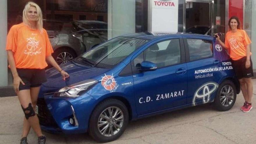 Lina Pikciute y Anja Majstorovic posan con el coche.