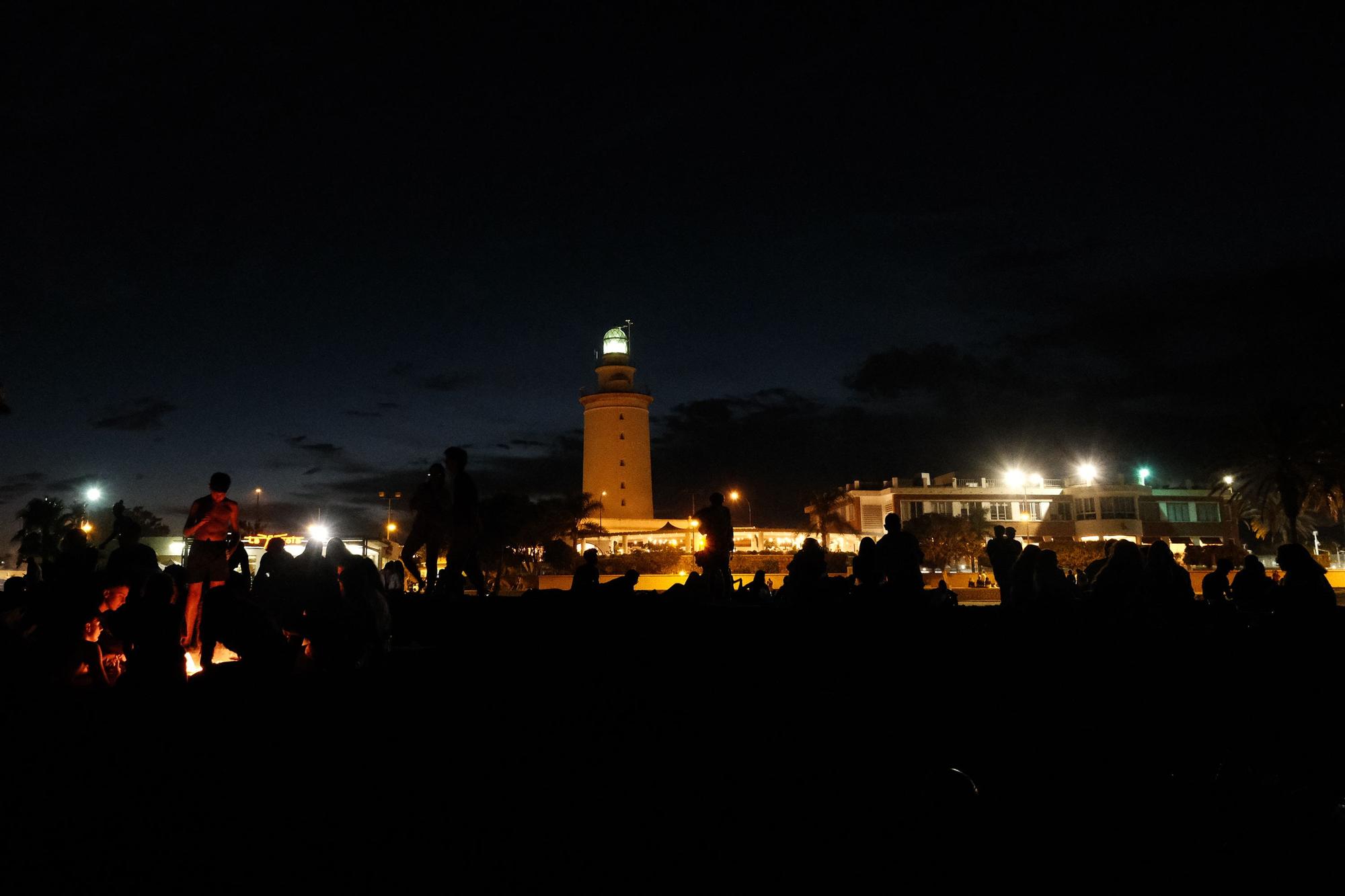 Málaga celebra una noche de San Juan llenando las playas de hogueras y fiesta