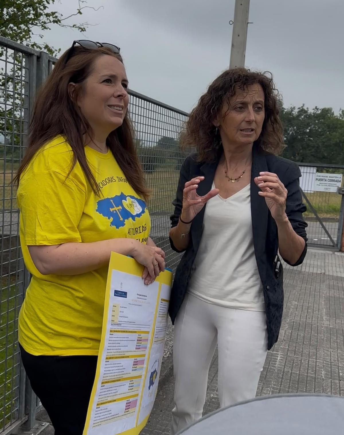 Manuela Gabriel Acosta entregándole "las notas" a Eva Ledo.