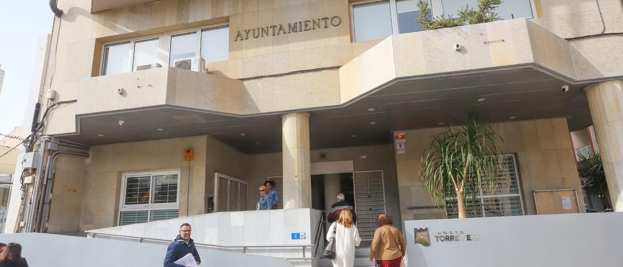 Acceso principal a la sede del Ayuntamiento de Torrevieja