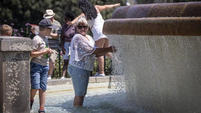 Veïns i turistes es refresquen al centre de Barcelona, ahir. | MANU MITRU