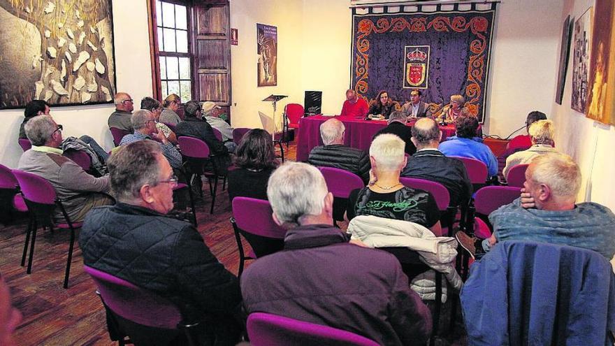 Unos 50 vecinos acudieron ayer a la reunión informativa en la Casa de la Cultura de Tacoronte.