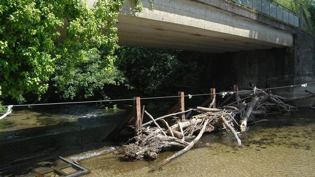 Estado actual en el que se encuentran las compuertas que deben retener el agua en la playa fluvial. | BERNABÉ/JAVIER LALÍN