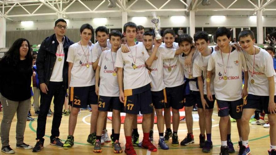 Jugadores del Eduardo Blanco Amor de categoría cadete masculina serie B. // FDV