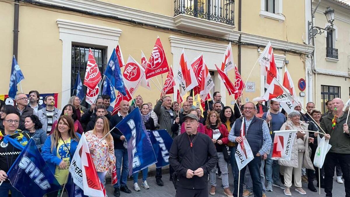 Protesta sindical ante el Ayuntamiento de Manises.