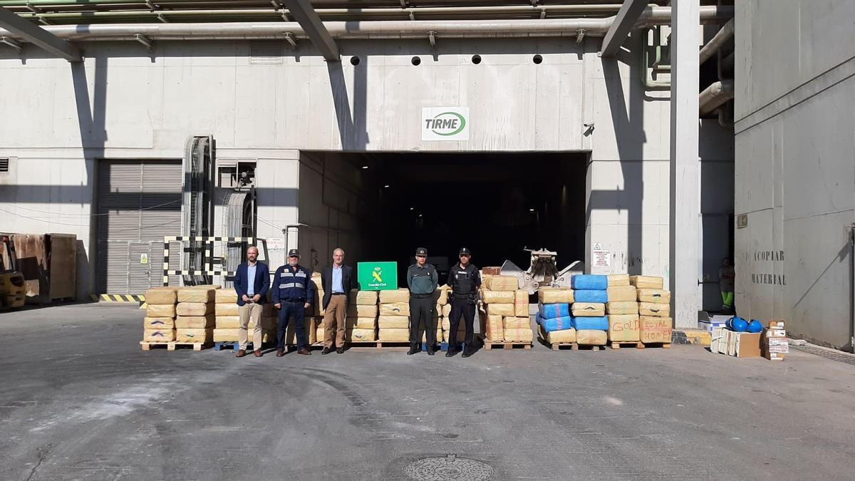 Momentos antes de la destrucción de cuatro toneladas y media de hachís, en la planta de incineración de Son Reus.