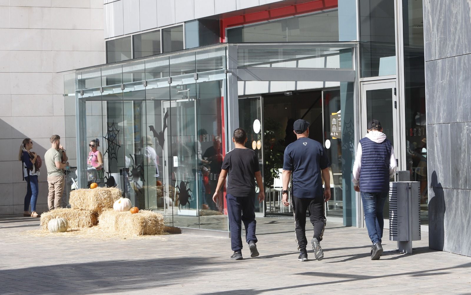 Mucha gente pero pocas bolsas en los comercios en una nueva apertura en festivo