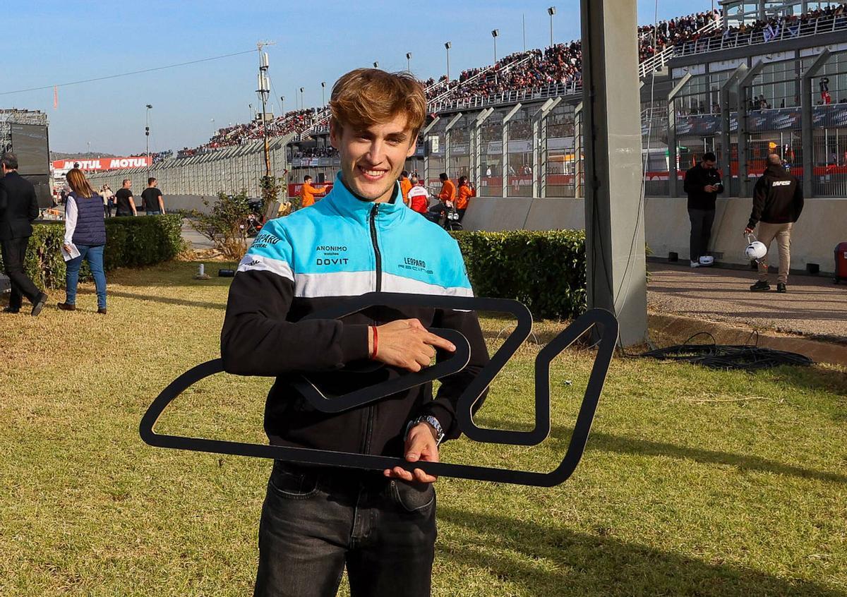 Jaume Masià señala la curva del Circuit Ricardo Tormo que lleva su nombre.