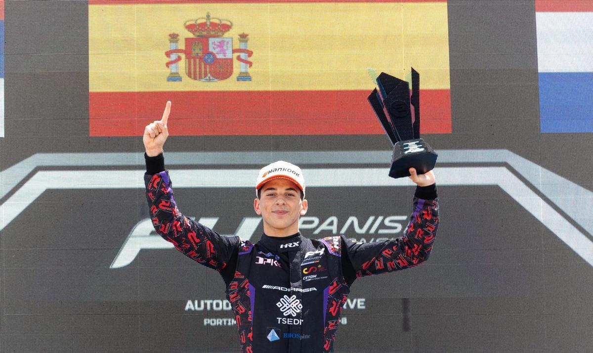 Nacho Tuñón, celebrando la victoria en F4 encima de su monoplaza. | CEDIDAS A LNE