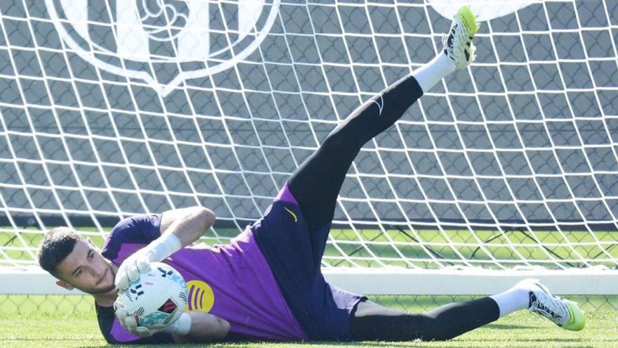 Joan García, durante el entrenamiento de ayer. | Efe