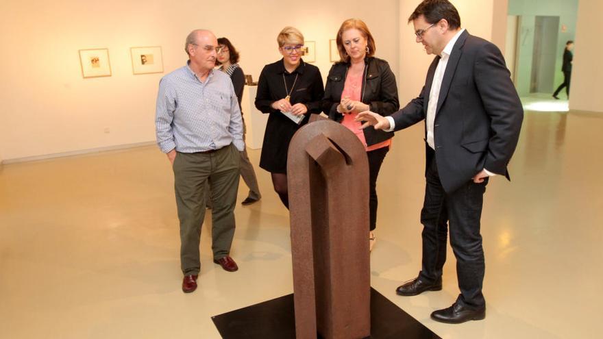 Ignacio Chillida, Noelia Arroyo, María Comas y Juan García Sandoval, ante una obra de Chillida.