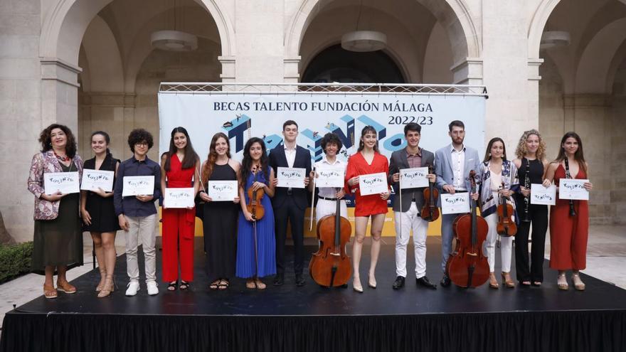 Foto de familia de los becados por Fundación Málaga, ayer en el patio del Museo de Málaga.