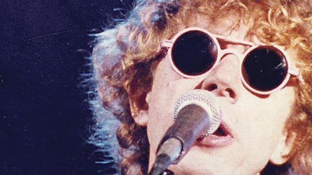 Kevin Ayers, en una de sus actuaciones en Deià.