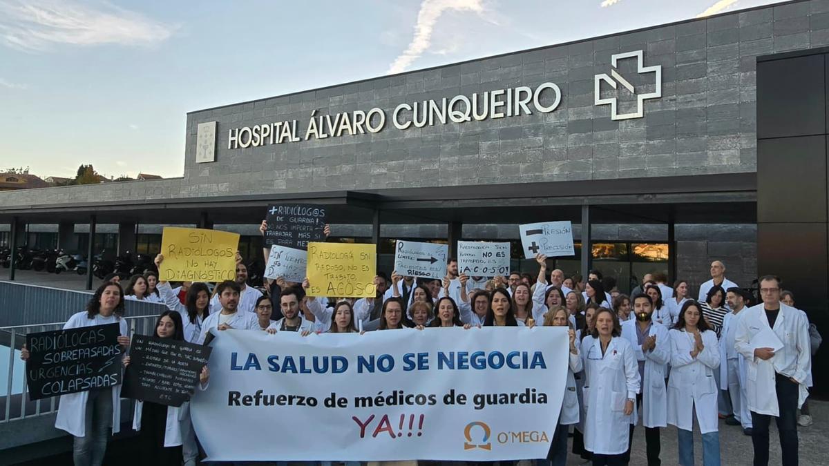 Profesionales del hospital Álvaro Cunqueiro, a las puertas del hospital con motivo de la huelga en Radiología..