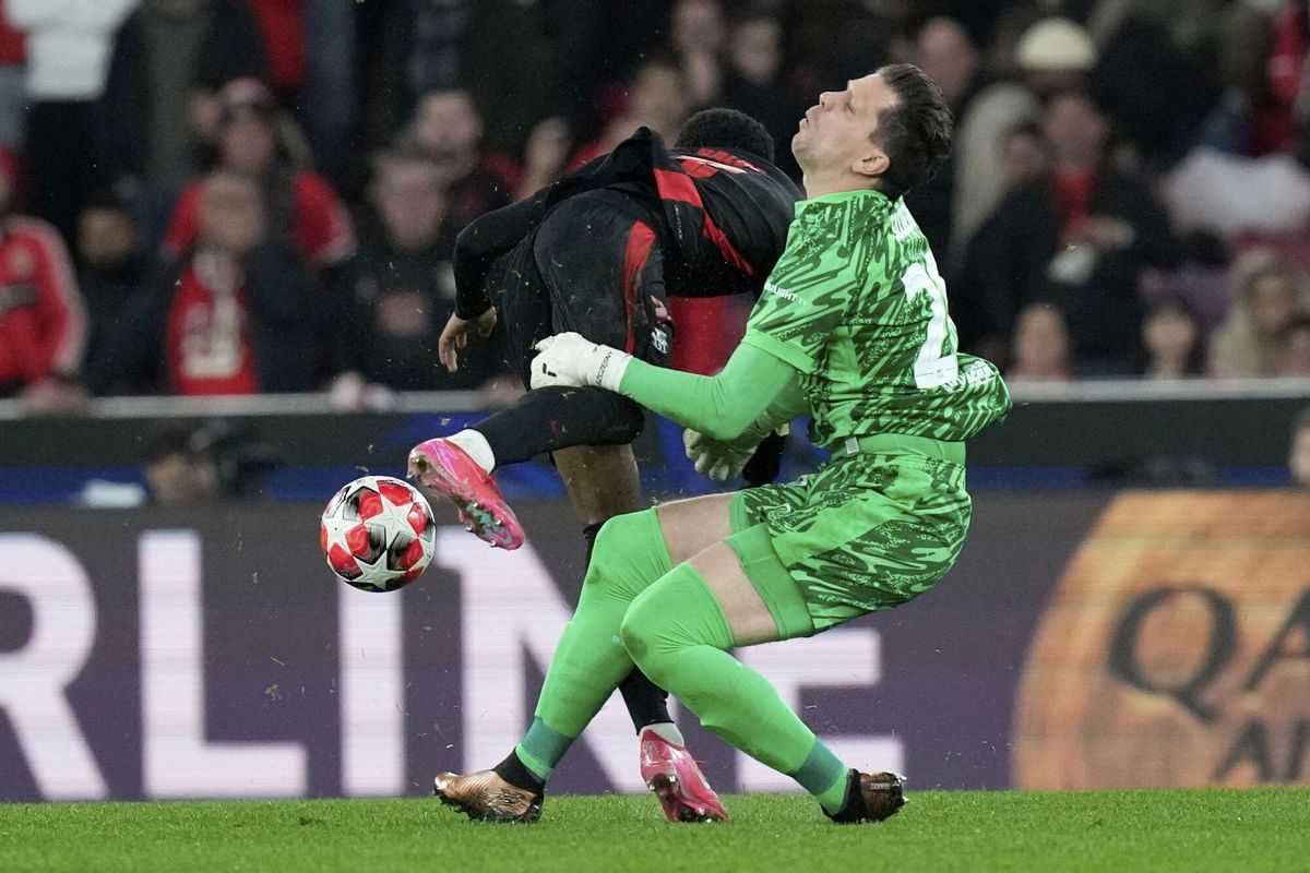 Barcelonas Alejandro Balde collides with Barcelonas goalkeeper Wojciech Szcz&amp;#x119;sny during a Champions League opening phase soccer match between SL Benfica and FC Barcelona at the Luz stadium in Lisbon, Tuesday, Jan. 21, 2025. (AP Photo/Armando Franca). EDITORIAL USE ONLY / ONLY ITALY AND SPAIN