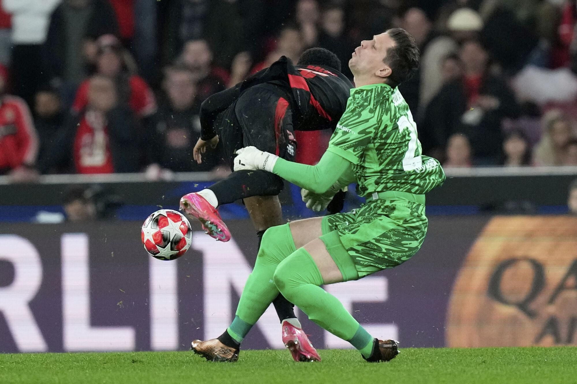 Barcelona's Alejandro Balde collides with Barcelona's goalkeeper Wojciech Szcz&amp;#x119;sny during a Champions League opening phase soccer match between SL Benfica and FC Barcelona at the Luz stadium in Lisbon, Tuesday, Jan. 21, 2025. (AP Photo/Armando Franca). EDITORIAL USE ONLY / ONLY ITALY AND SPAIN
