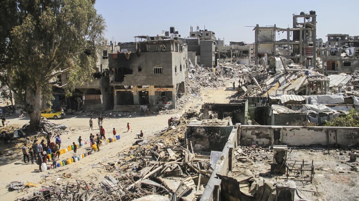 Vista de una escuela destruida por el Ejército israelí, en el campo de refugiados de Yabalia.