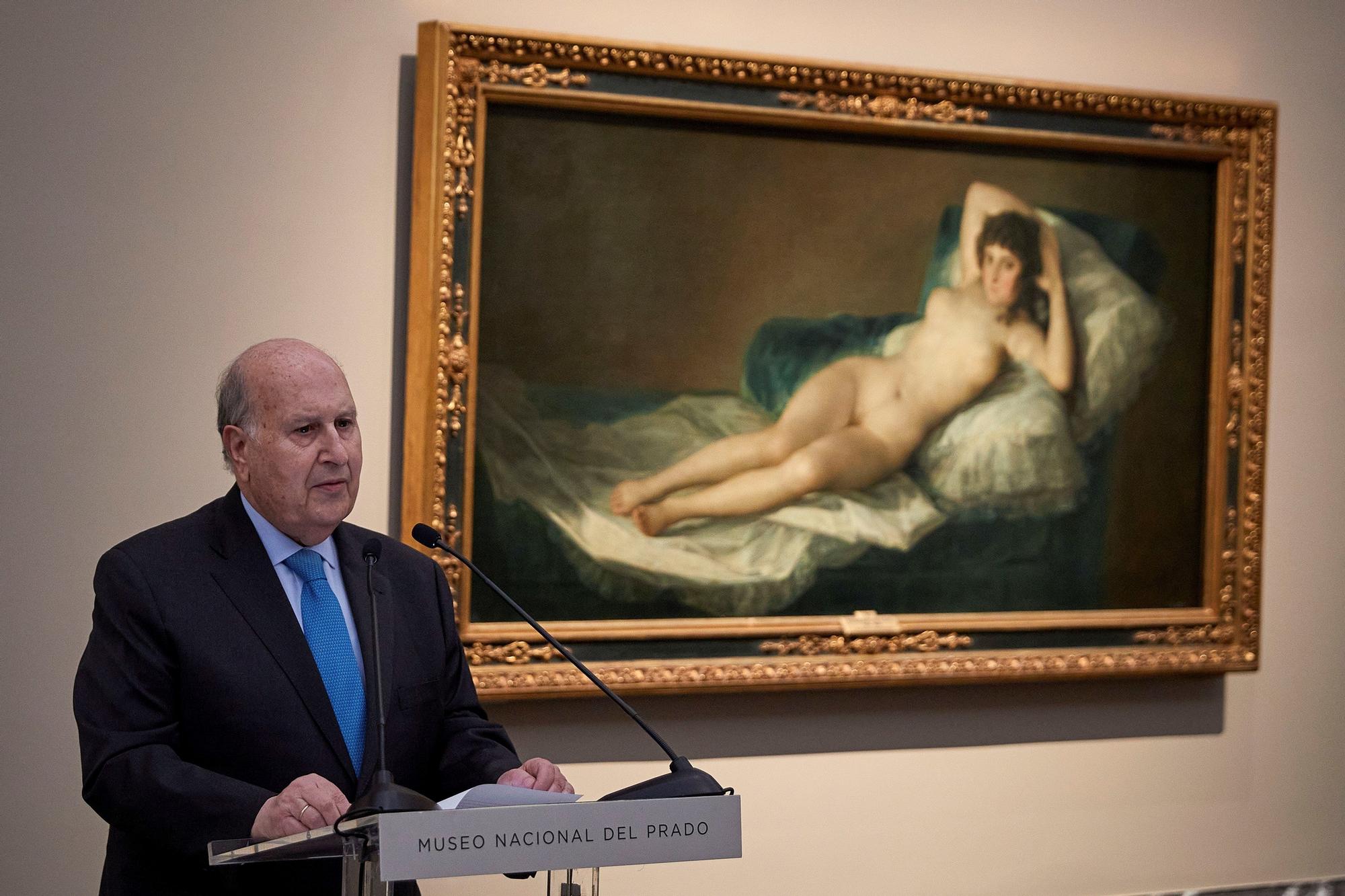 El presidente de la Fundación Tatiana Pérez de Guzmán el Bueno, Teodoro Sánchez-Ávila, frente a la Maja desnuda de Goya.